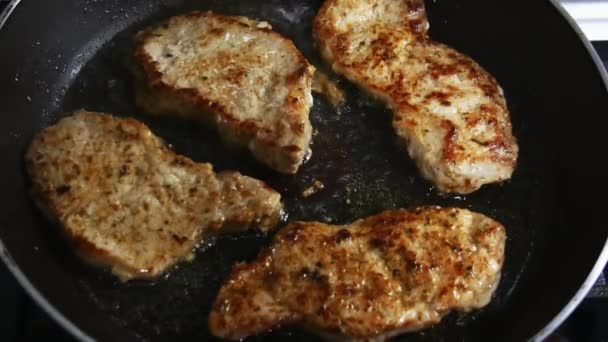 Costeletas de porco fritas em uma frigideira em óleo fervente em close-up — Vídeo de Stock