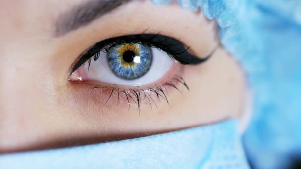 Femme Chirurgien Oeil Médecin Regardant Caméra Gros Plan Concept Médecine — Video