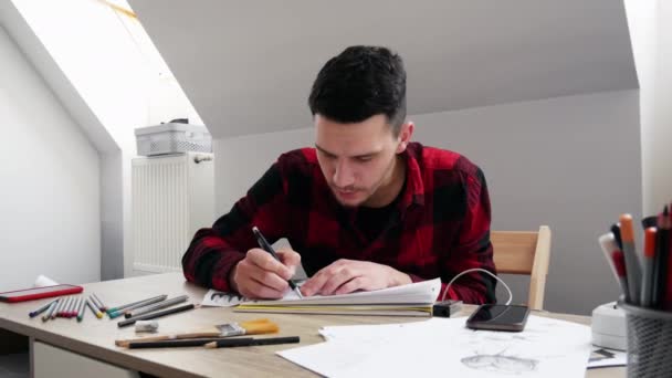 Jeune Homme Artiste Dessine Croquis Dans Bureau — Video