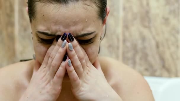 Крупный план расстроен мокрая женщина плачет в ванной после ссоры — стоковое видео