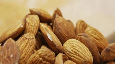 Makro yakın çekim erkek el badem bir avuç kapsayıcıdan alır.