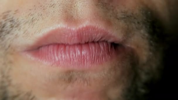 Primo piano della bocca da masticare. Uomo gomma da masticare — Video Stock