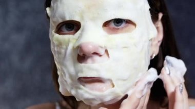 Kadın kozmetik köpük uygulama yüzünde maske ve kameraya, seyir cilt bakım kavramı