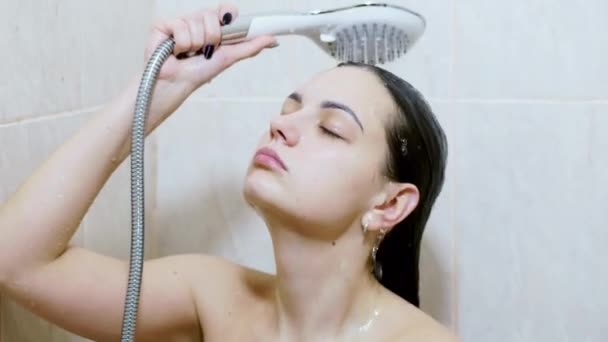 Krásná nahá žena mytí dlouhé vlasy ve sprše doma — Stock video