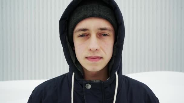 Portret śmieszne młody człowiek, który uderzył Śnieżka w jego głowie — Wideo stockowe