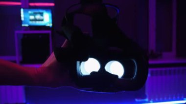 Vr gözlük el almak mans. Sanal gerçeklik maskede kapatın. Modern teknolojileri kavramı.
