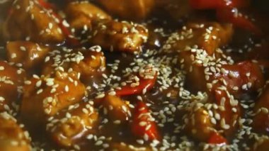 Bir tavada teriyaki soslu sebzeli güveç tavuk parçaları Close-Up