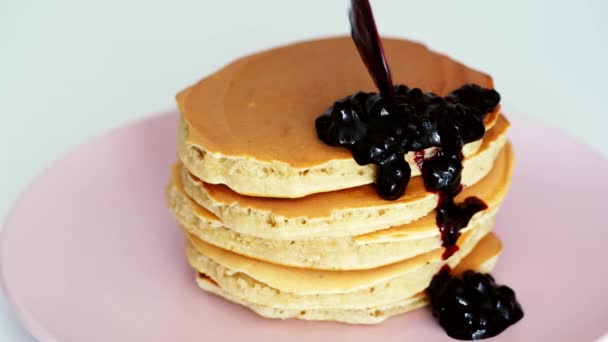 Pancake manis dengan selai berry, kismis hitam — Stok Video