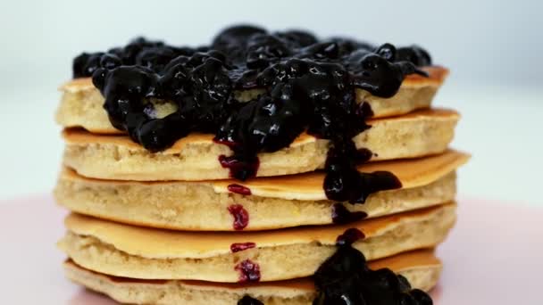 Frukost på söta pannkakor med bär sylt, svart vinbär — Stockvideo