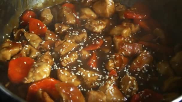 Duszone kawałki kurczaka z warzywami z patelni w sosie teriyaki — Wideo stockowe
