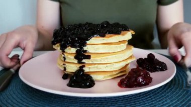 Meyveleri yemekten kadın bıçak ve çatal, ön plan, sabah kahvaltı krep