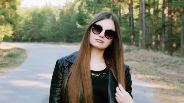 Retrato de mujer bonita joven, sonriendo quitándose las gafas en cámara lenta, hermosa chica con estilo — Vídeos de Stock