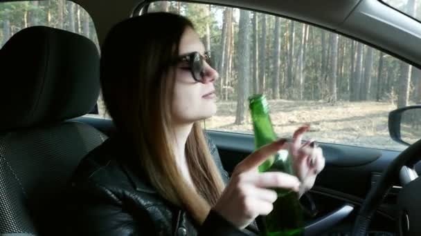 Drunk driver, woman drinking beer while driving, dances in the car — Stock Video