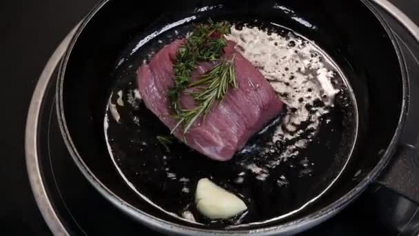 Filete grande se fríe en una sartén en la cocina del restaurante en primer plano — Vídeos de Stock