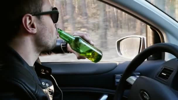 Betrunkener Fahrer, Mann trinkt Bier während der Fahrt, Verkehrsdelikt — Stockvideo