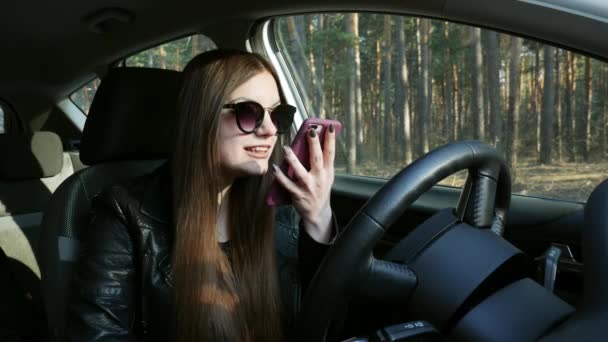 Mulher bonita falando com assistente de telefone móvel — Vídeo de Stock