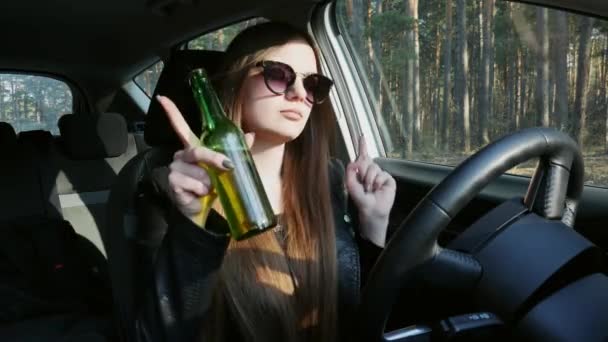 Mulher bêbada bonita bebe cerveja ao volante, dança no carro — Vídeo de Stock