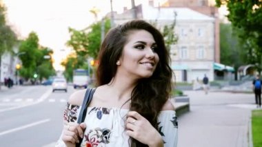 Akşam şehrinarka planda sevimli bir kız portresi