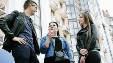 Mola sırasında kahve molasında sohbet eden üç arkadaş, gülüyor