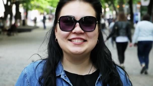 Close-up retrato de mulher bonita em uma rua movimentada — Vídeo de Stock