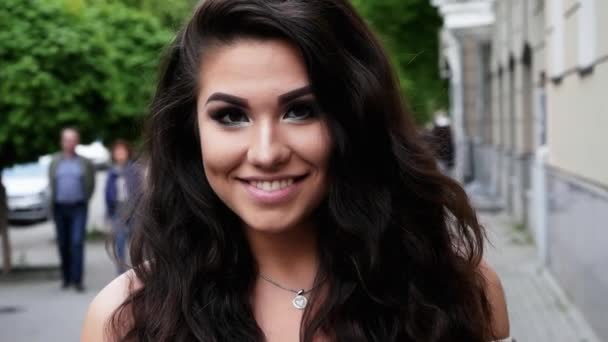 Close-up retrato de mulher muito feliz sorri para a câmera na rua — Vídeo de Stock