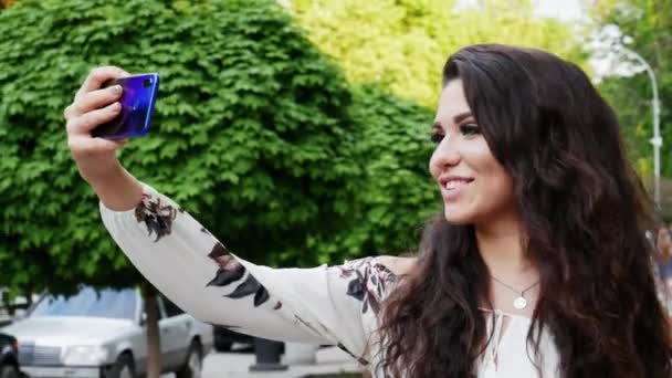 Hermosa mujer usando la videoconferencia del teléfono inteligente con amigos mientras viaja . — Vídeos de Stock