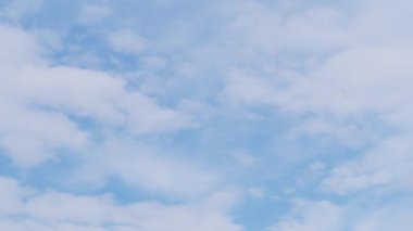 Bulutların zaman atlamalı, yuvarlanan kabarık bulutlar hareket ediyor