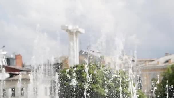 Spray fontana in primo piano, fontana cittadina al rallentatore — Video Stock