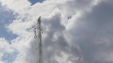 Kırık kanalizasyon sistemlerinden gökyüzündesu akışı, su çeşmesi