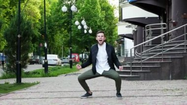 Başarılı işadamı zaferden çok mutlu, kazanan, çılgın duygular ve dans