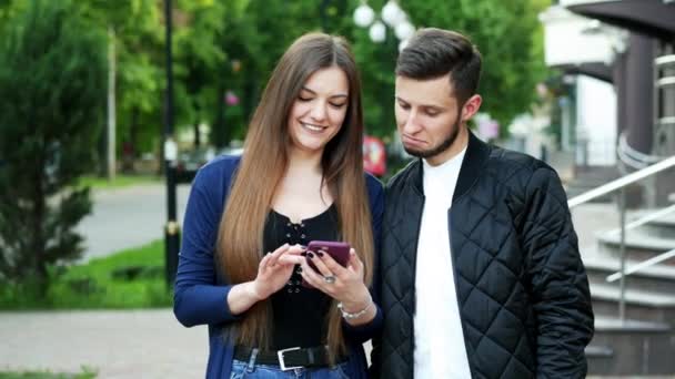 Glückliches Paar erledigt Online-Einkäufe per Telefon, Warenauswahl, Einkäufe — Stockvideo