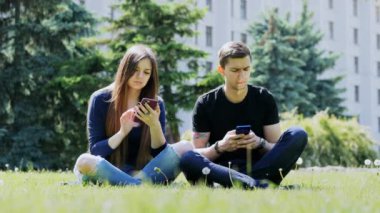 Parkta telefon kullanan kişilere bağlı, ciddi cep telefonu bağımlılığı