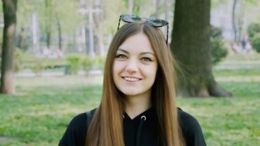 Kamera, yaşam tarzı kavramı bakarak güzel genç başarılı kadının yakın çekim portre