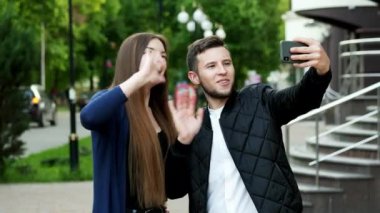 Sokakta mutlu arkadaşlar akıllı telefon üzerinden ebeveynleri ile görüntülü sohbet