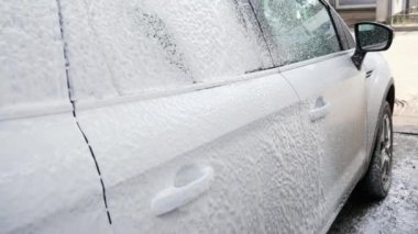 Self servis oto yıkamada oto yıkama işlemi. Köpük bir Jet