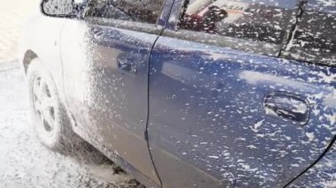 Köpük bir Jet self-servis oto yıkama üzerinde araba gövdesi kapsar.