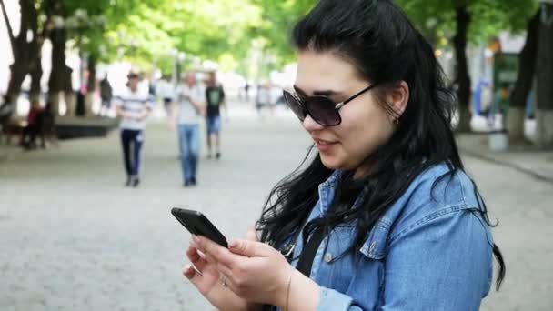 Ung framgångsrik kvinna använder en mobiltelefon — Stockvideo