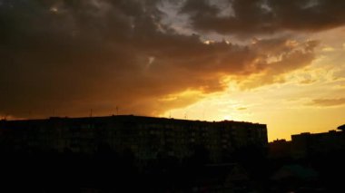 Akşamüstü gece batımı küçük şehirde zaman atlamalı