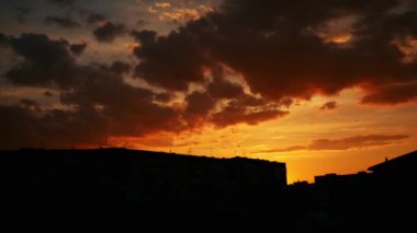 Akşamüstü gece batımı küçük şehirde zaman atlamalı