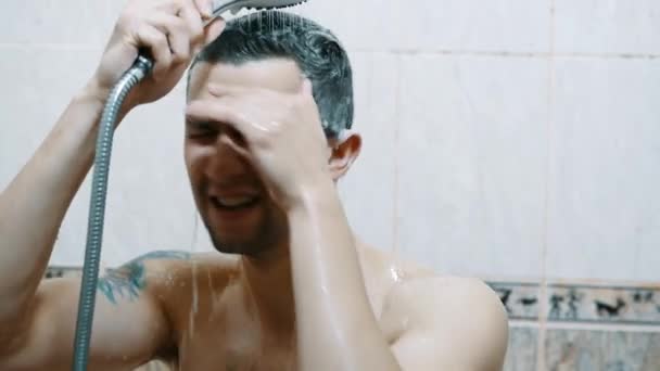 Portrét zábavného muže zpívání a tance ve sprše, mytí hlavy v koupelně — Stock video