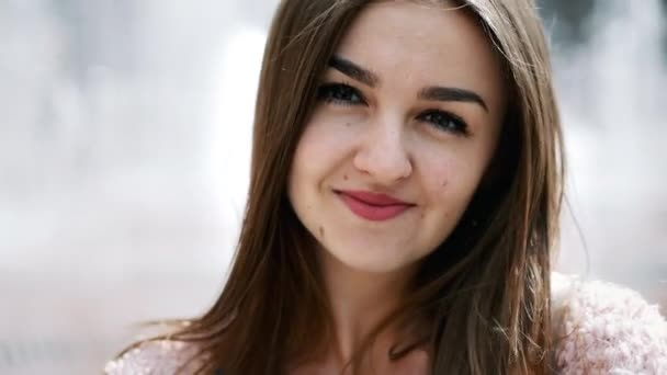 Close-up retrato de mulher muito sorridente na rua da cidade em câmera lenta, alegria da vida — Vídeo de Stock