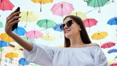 Selfie çeken güzel kadın turist, sokakta cep telefonu kullanıyor