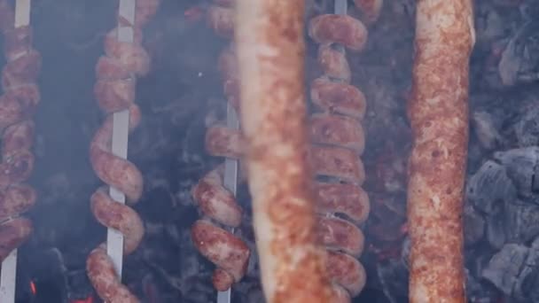 Vista dall'alto della salsiccia come serpente sullo spiedo, festa barbecue — Video Stock