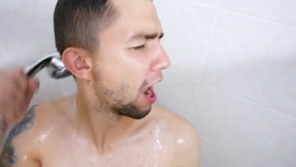Portret van bebaarde man wast in de douche. Grappige zingt en dans — Stockvideo