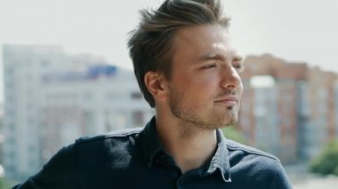 Çekici bir adamın Lifestyle portre, gülümseyen ve kamera içine bakıyor