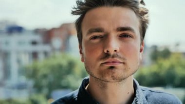 Yaşam tarzı portre sakin ve memnun adam, gülümseyen ve Slowmotion kamera bakarak