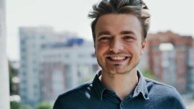 Mutlu adam yakın çekim portre, gülümseyen ve kamera içine bakıyor