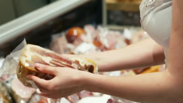 Hermosa mujer elige la carne en el supermercado, productos de revisión del cliente — Vídeo de stock