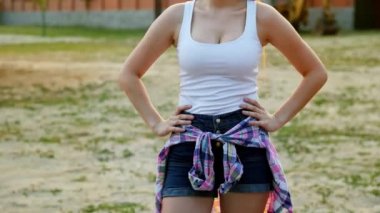 Gün batımı, yorgun bir çiftlikte çalışan güzel genç kadın çiftçi