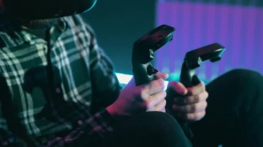 Adam sanal gerçeklik kask bir vr oyunu oynarken bir denetleyici, joysticks kullanır